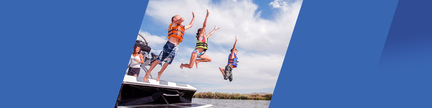 Boat_kidsjumping_Hero